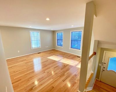 9400 Candleberry Ct. 9400 Candleberry has a beautiful kitchen. Renovated with new cabinets, new appliances, new countertops and the rest of the home is as gorgeous. Perfectly located, this end unit townhome in Cardinal Glen subdivision, is situated in the corner of a cul-de-sac which offers lots of natural light and breath taking views of very large mature trees in the back. Two assigned parkin...