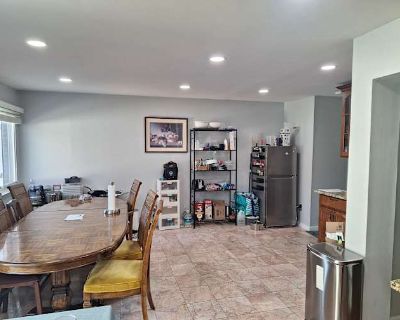 Private room with own bathroom in a Townhouse with 2 roomies, Dayton, NJ 08810