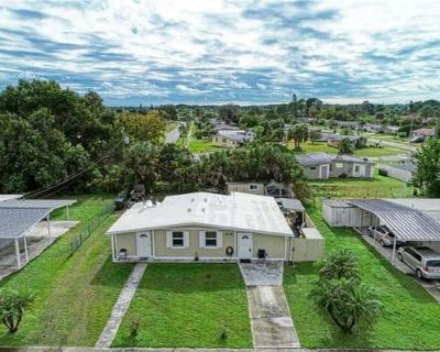 1218 ft Duplex For Sale in NORTH PORT, FL