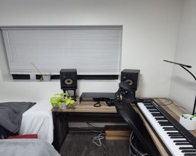 Furnished Room for Rent in 1 Bedroom 1.0 BA Apartment in Mission Hill, Massachusetts