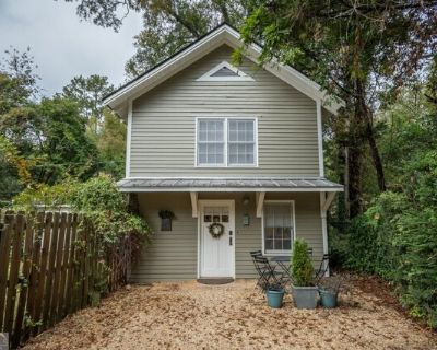 290.5 Milledge Cir. Available January 2026 for a 6-month lease, this newly remodeled studio carriage house offers the perfect blend of comfort and convenience in one of Athens' most desirable neighborhoods. Located on a quiet corner lot in Five Points, this private unit features an open-concept layout, a fully functioning kitchen, full bath and in-unit laundry. Enjoy tasteful finishes, natural ...