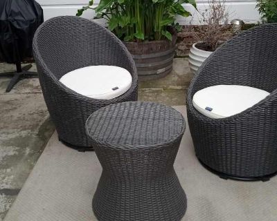 Available on: january 1. Furnished. LGBTQ+ friendly * Students welcome * 40+ years welcome. Prime upper Russian Hill 3 bedroom flat has a small bedroom will be available January 2026. Bike storage available. No pets (due to allergens). Highly desirable, safe and super fun neighborhood on a quiet street. On 7 bus lines**, 2 blocks from GG Bridge views. Walks to Marina, Fisherman s Wharf, FiDi, N...