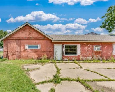 4 Bedroom 2BA 3018 ft Single Family Home For Sale in AUGUSTA, KS