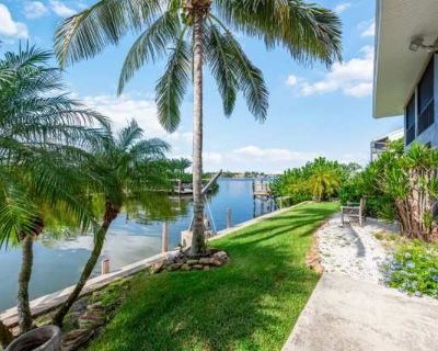 2 Bedroom 2BA 808 ft Furnished Pet-Friendly Apartment For Rent in Naples, FL