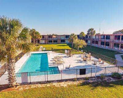 1 Bedroom 1BA 300 ft Furnished Condo For Sale in DAVENPORT, FL