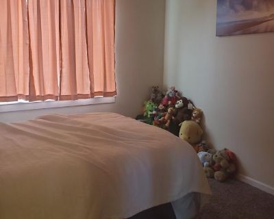 Private room with own bathroom in a House, Cascade Valley, WA 98837