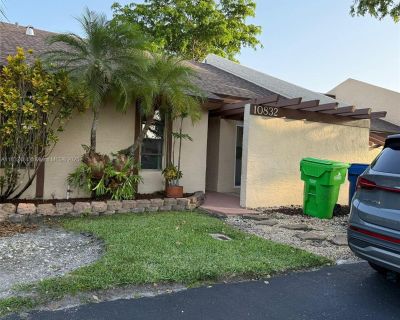 2 Bedroom 2BA 989 ft House For Rent in Sunrise, FL