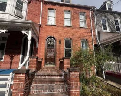 3 Bedroom 2BA 1686 ft Pet-Friendly Apartment For Rent in Lancaster, PA