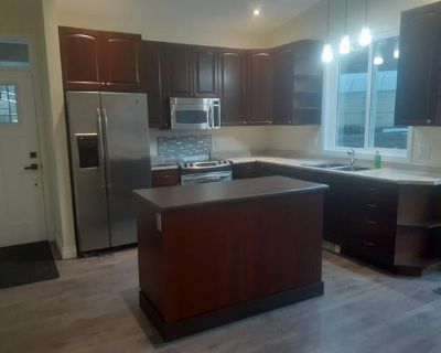 Lovely 3 year old 3 bed 2 bath cottage (950 sq ft) in Glenora on a dead end road. Pets ok. Rural location 10 min to Duncan and the TC1. This cute little house shares a property with our main home, but it has its own fenced yard with separate driveway, septic and well. Lots of room to park a boat, rv, etc. No garage or shop. Appliances include f/s/w/d/dw. Non-smokers only. Note that there is a h...