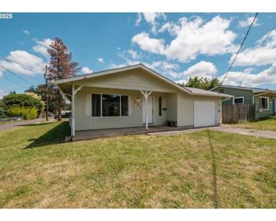 3 Bedroom 1BA 1056 ft Pet-Friendly Apartment For Rent in Sweet Home, OR