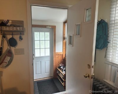 3 Bedroom 1BA 992 ft Apartment For Rent in Southington, CT