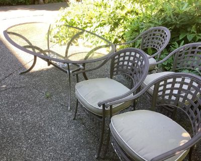 Free-glass top patio table and chairs