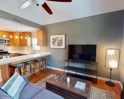 Were a group of professionals. Quiet, respectful, and responsible. Looking for like minded individuals.. 1 Bedroom. 1 Bathroom