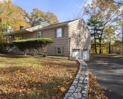 3 Parsell Ln. Welcome to 3 Parsell Lane, a serene rental opportunity located at the end of a quiet cul-de-sac in one of Westport's peaceful neighborhoods. This spacious 3-bedroom, 2.5-bath home offers comfort, privacy, and scenic beauty in a natural setting. The main level is filled with sunlight and features a welcoming living room with a fireplace and easy flow into the formal dining area. Sl...