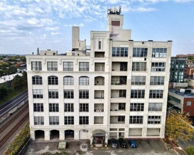 5850 Centre Ave Apt 514. 615 sq. ft. 1-bedroom with 1 full bath Open-concept floor plan with 5th-floor city views Loft apartment with 15-foot ceilings ceilings, exposed brick, large windows, tons of natural light Fiber optic internet and cable TV available through Xfinity Washer and dryer in unit (there is also a communal laundry room in building) Dedicated parking spot in a covered and gated p...