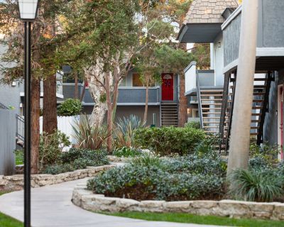 2 Bedroom 2BA 850 ft Apartment For Rent in Santa Ana, CA