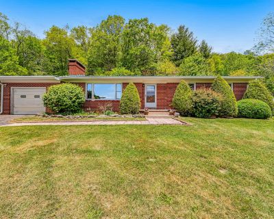 Avg / night: $268. Inviting home with fireplace, mountain view, central AC, & W/D | Located in Banner Elk, NC | 4.56 Stars | 3 Bed, 1.5 Bath | No Pets. No pets. Max 8 guests. A tranquil getaway among the lush greenery awaits when you book this fantastic vacation rental in beautiful North Carolina. Outdoor enthusiasts will love all the area offers, from hiking, biking, kayaking, and fishing. Tou...