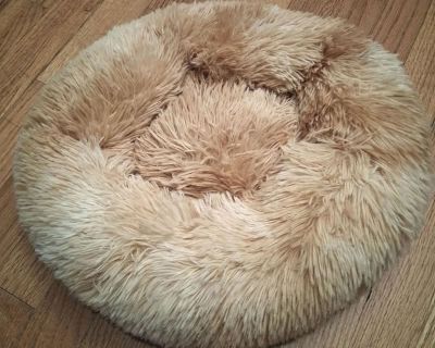 Fleecy pet bed, ~15" diameter. Good for average sized cat or fairly small dog. Fair Chance Policy: I ll wait before choosing a recipient to give more people a chance to reply. Check out the pictures at: