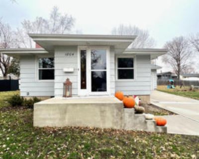 2 Bedroom 2BA 1104 ft Single Family Home For Sale in Clear Lake, IA
