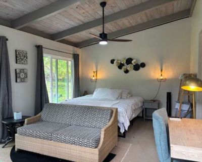 1 Bedroom 1BA 300 ft Pet-Friendly Apartment For Rent in Hawaiian Paradise Park, HI