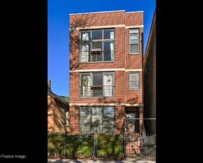 3 Bedroom 2BA 2500 ft Condo For Sale in Chicago, IL