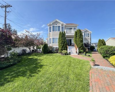 3 Bedroom 3BA 2400 ft Townhouse For Rent in Winthrop, Massachusetts