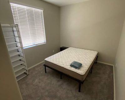 Private room with shared bathroom in a House with 1 roomie