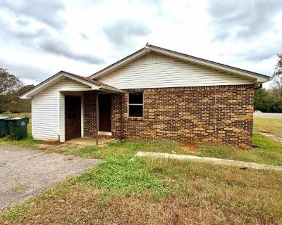 3 Bedroom 1.5BA 1100 ft Pet-Friendly Apartment For Rent in Athens, AL