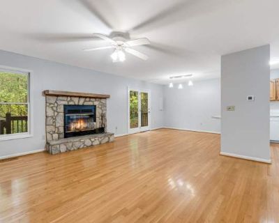 2 Bedroom 2.5BA 1424 ft Pet-Friendly Apartment For Rent in Asheville, NC