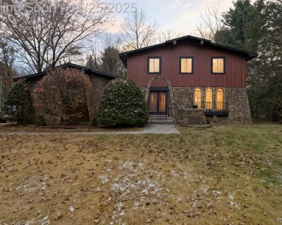 4 Bedroom 2BA 2235 ft Single Family House For Sale in Holly, MI