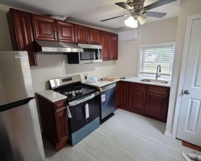 Oakmont Ave, Selden, Flat For Rent