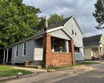 3 Bedroom 1BA 1100 ft Pet-Friendly Apartment For Rent in Grand Rapids, MI