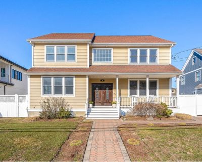 58 Spiers. Property for Rent in Newton, MA for $8,750 with 6 bedrooms and 4 full baths, 1 half bath. This property is 5,500 square feet.. Spacious custom contemporary Colonial in Newton s Oak Hill Park! Beautifully maintained and ideal for family living and entertaining. The inviting two-level foyer with a stunning chandelier opens to formal living and dining rooms. A chef s kitchen with top-of...