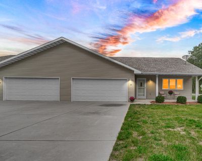 3 Bedroom 2BA 1460 ft Condo For Sale in Michigan City, IN