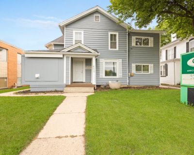 2364 ft Commercial Property For Sale in Aurora, IL