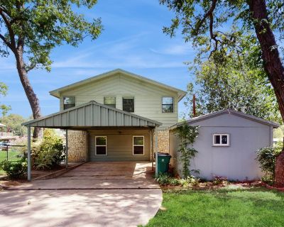 4 Bedroom 2.5BA House Vacation Rental in Crestwood Cove, Kingsland, TX