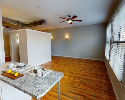 1 Bedroom 1BA 902 ft Pet-Friendly Condo For Rent in Plano, TX