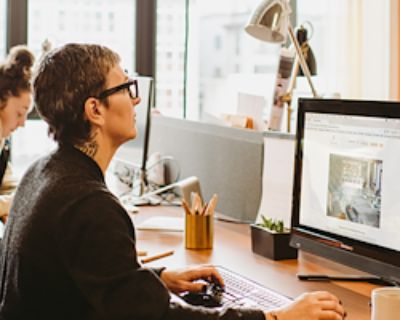 Assigned desk that only the member can occupy in a coworking area. The member can rely on the same desk being available. (Capacity set to 1 and not changeable).. Great for medium-large sized teams, located on Floors 3 + 3M of Chophouse Row. 10,264 sq ft, accommodates team sizes up to 60 Move-in ready Comes fully furnished (optional) Kitchenette and bar Six conference rooms Self-contained heatin...