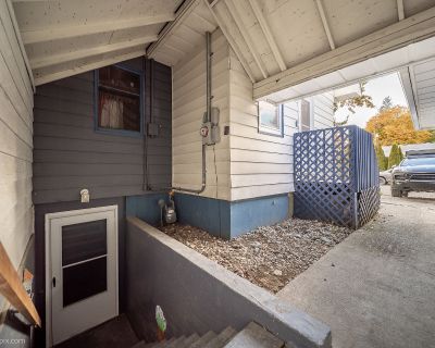 3 Bedroom 1BA 1000 ft Pet-Friendly Apartment For Rent in Coeur D Alene, ID