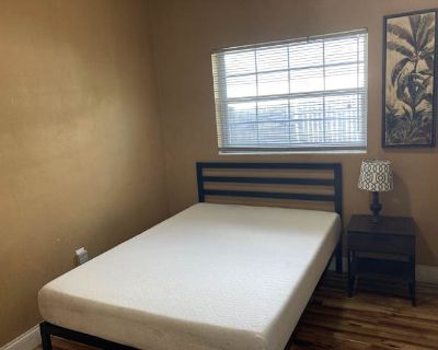 Private room with shared bathroom in a House, Orlando, FL 32808