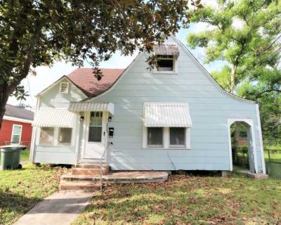 4 Bedroom 1.5BA 1586 ft Pet-Friendly Apartment For Rent in Beaumont, TX