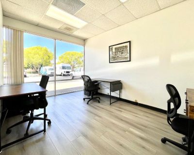 Trabaja en un espacio privilegiado! Tengo un escritorio disponible si alguien necesita rentar oficina en San Ysidro. Solo $450 dolares al mes, ya esta amueblado, y ofrece todos los servicios de abajo, incluyendo internet, teléfono, y sistema de seguridad. No hay ningún compromiso a largo plazo ya que los contratos son de mes-a-mes; cancela cuando quieras avisando 30 días antes. 

-Acceso 24/7 a...