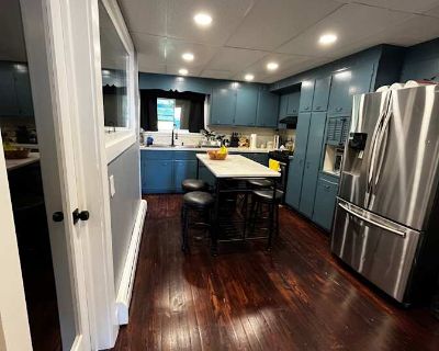 Available on: now. Unfurnished. Internet included * Students welcome * 40+ years welcome Ricardo will require background checks for this room Learn more. Twin home in Easton PA, room is ready to move in within minutes walking distance to Lafayette college, and 5 minute drive to center city Easton, Giant Starbucks, Mc Donald s nearby. Rent $750 per month Bills Included Security deposit $700 Prop...