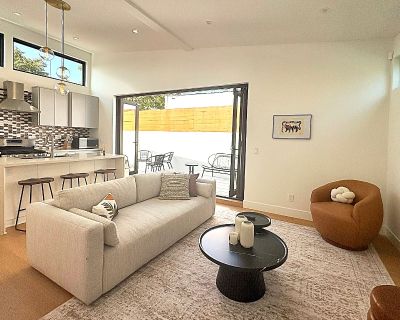 2933 S West View St. Modern, light-filled and open living in the heart of West Adams! Located conveniently close to trendy restaurants and cafes, with quick and easy access to the 10 freeway and just a short walk from the Farmdale Metro station. This modern, light-filled house was built in 2019 and newly touched up, makes a truly gorgeous home. This is a standalone ADU at the back of the proper...