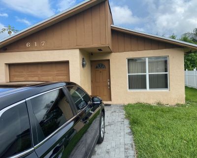 2 Bedroom 1BA 900 ft House For Rent in Boynton Beach, FL