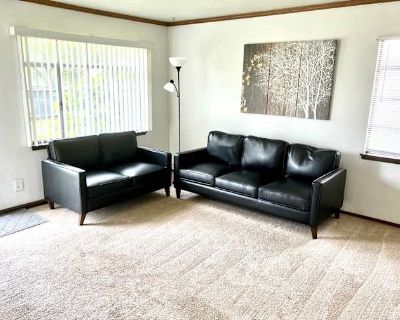 Private room with shared bathroom in a House with 3 roomies, Hammond, IN 46323