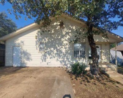 3 Bedroom 2BA 1338 ft Apartment For Rent in Cottonwood Shores, TX