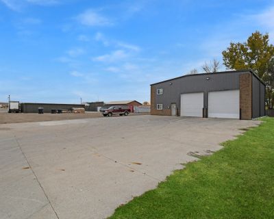 3092 ft Commercial Property For Rent in Williston, ND