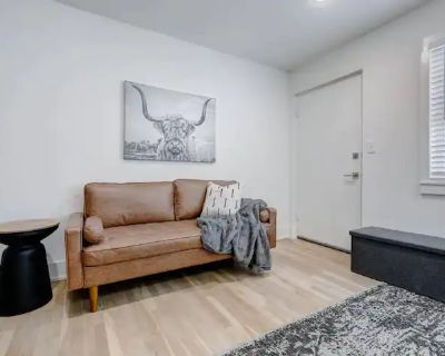 500 ft Furnished Pet-Friendly Apartment For Rent in Atlanta, GA