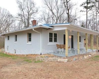 3 Bedroom 1BA 1100 ft Pet-Friendly Apartment For Rent in Roxboro, NC